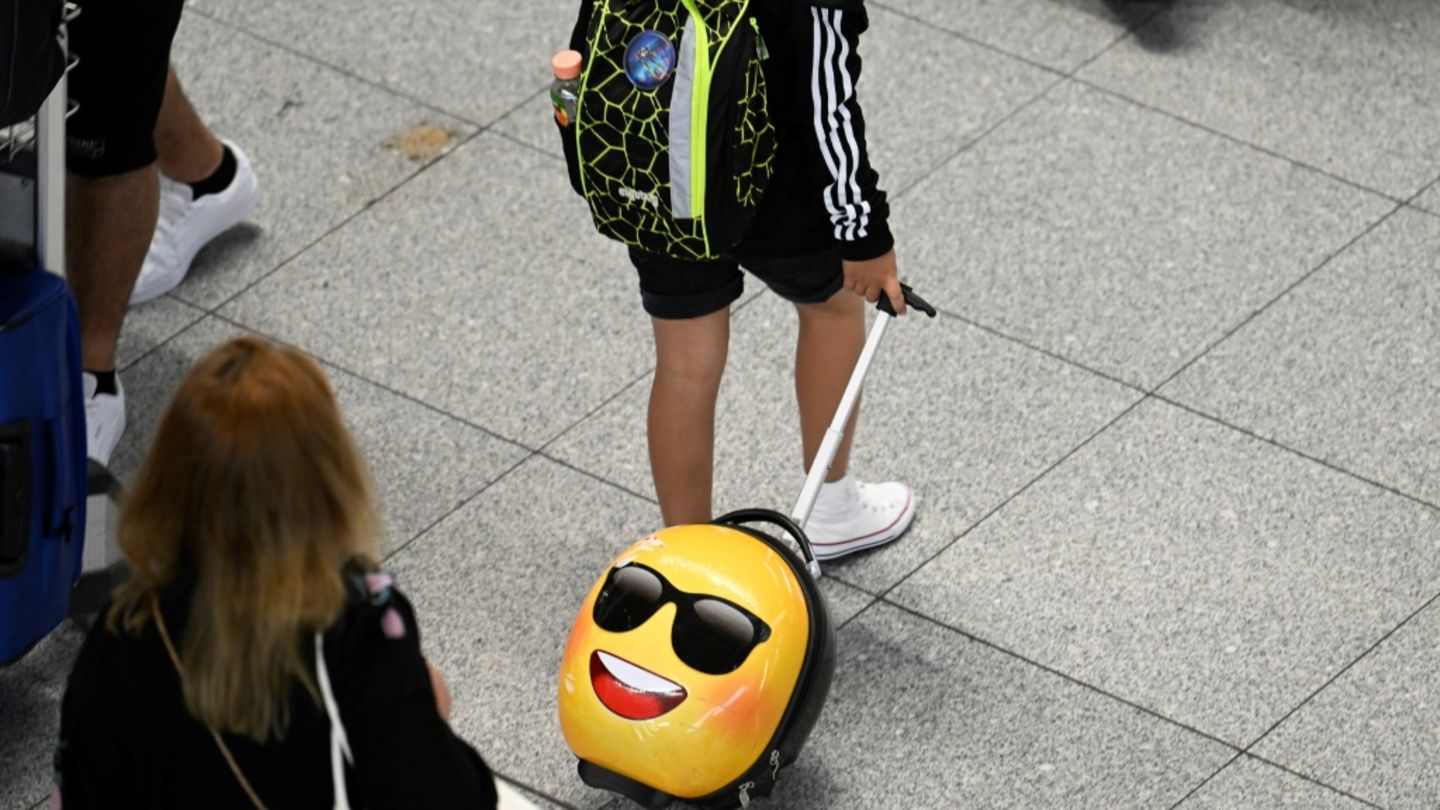 Jugendlicher auf Flughafen