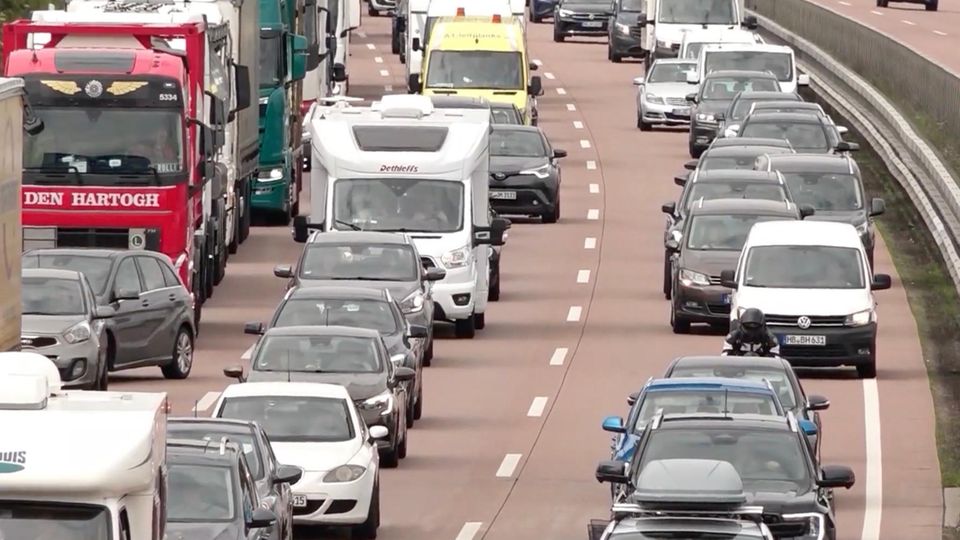 Kippt die Ferien-Sonderregel für Süd-Bundesländer? Stau auf der dreispurigen Autobahn