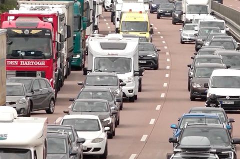 Stau auf der dreispurigen Autobahn