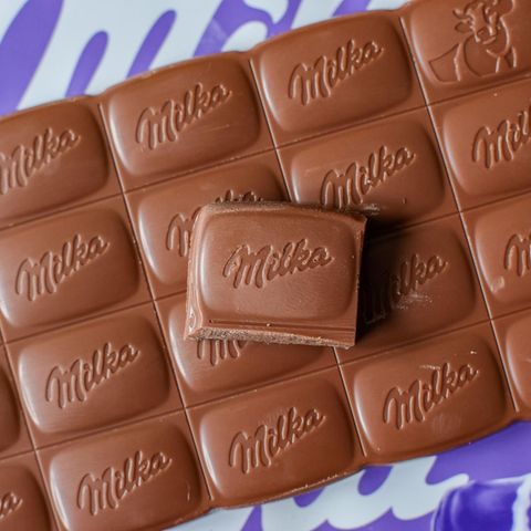 Die Alpenmilch-Schokoladentafel von Milka ist kaum merklich geschrumpft – und dazu noch teurer geworden