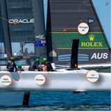 Der F50 Katamaran   Wer sich mit Hochleistungssegeln auskennt, dem dürfte der F50-Katamaran bekannt vorkommen. Er ist die Weiterentwicklung des AC50 aus der berühmten Millionärs-Regatta Americas Cup, die 2017 auf Einrumpfboote umschwenkte. Die Verwandtschaft ist mittlerweile nur noch äußerlich. Der F50 wurde gezielt für die Anforderungen der 2019 gegründeten Rennserie SailGP weiterentwickelt. Im Unterschied zu anderen Regatten verwenden hier alle Teams baugleiche Boote. Wie ein Tragflügelboot rast der F50 auf sogenannten Foils über das Wasser und erzielt wegen des geringen Wasserwiderstands Geschwindigkeiten von gut 100 km/h bei 40 km/h Wind. Damit ist das F50 das schnellste Segelboot überhaupt, das Höchstgeschwindigkeiten nicht nur auf geradem Kurs, sondern bei allen Manövern erreicht. Für die hohe See sind die F50 genauso wenig gedacht, wie ein Formel-1-Bolide für den Straßenverkehr. Schon kleinere Wellen können das hochgezüchtete Segelgerät von den Foils holen und das fragile Boot schwer beschädigen