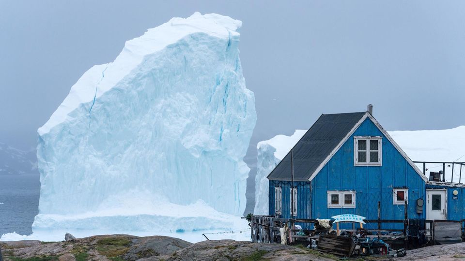 Innaarsuit Gigantischer Eisberg vor Küste bedroht Dorf in Grönland