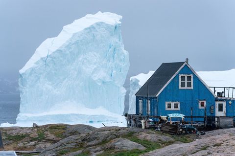 Gigantischer Eisberg vor Küste bedroht Dorf in Grönland
