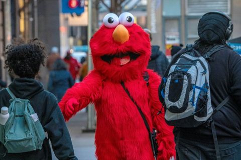 Eine als Elmo verkleidete Person in New York