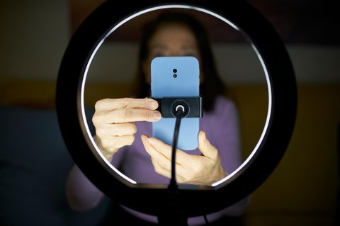 Influencerin positioniert ein Licht