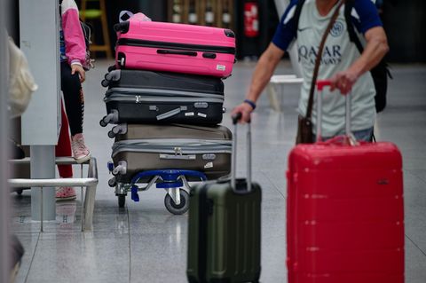 Die Preise für Flugtickets und Pauschalreisen ins Ausland sind in den ersten sechs Monaten 2025 deutlich gestiegen. Wie das Statistische Bundesamt mitteilt, verteuerten sie sich gegenüber dem Vorjahreshalbjahr um 3,8 Prozent. Maßgeblich waren demnach die Preisanstiege für Flüge ins europäische Ausland, die um 7,7 Prozent zulegten. Die Kosten für Verbindungen nach Amerika stiegen leicht an, den größten Preisrückgang gab es bei Flügen nach Asien und Australien: minus 5,8 Prozent
