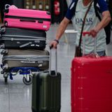 Die Preise für Flugtickets und Pauschalreisen ins Ausland sind in den ersten sechs Monaten 2025 deutlich gestiegen. Wie das Statistische Bundesamt mitteilt, verteuerten sie sich gegenüber dem Vorjahreshalbjahr um 3,8 Prozent. Maßgeblich waren demnach die Preisanstiege für Flüge ins europäische Ausland, die um 7,7 Prozent zulegten. Die Kosten für Verbindungen nach Amerika stiegen leicht an, den größten Preisrückgang gab es bei Flügen nach Asien und Australien: minus 5,8 Prozent