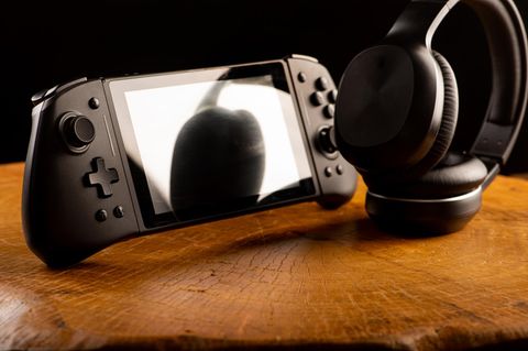 Switch 2 Controller: Ein Kopfhörer liegt neben der Switch 2