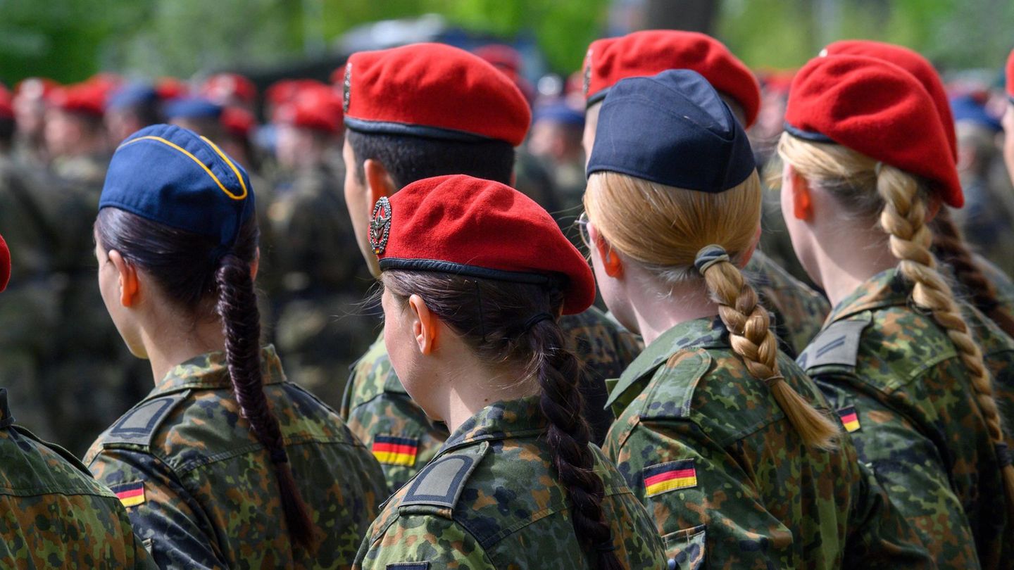 Soldatinnen und Soldaten der Bundeswehr sind im Goethepark in Burg angetreten Soldatinnen und Soldaten der Bundeswehr sind im Goethepark in Burg angetreten