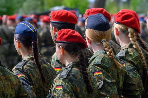 Soldatinnen und Soldaten der Bundeswehr sind im Goethepark in Burg angetreten