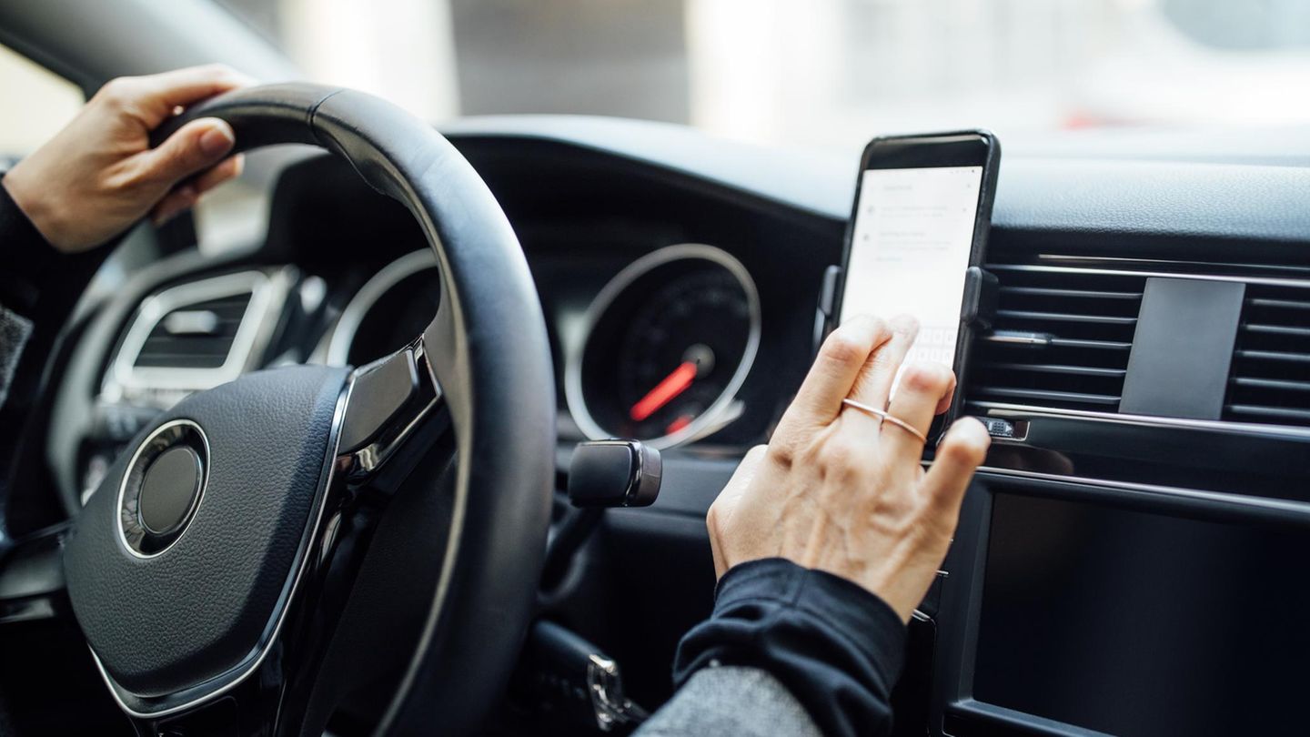 Magsafe cell phone holder for the car now 56 percent cheaper