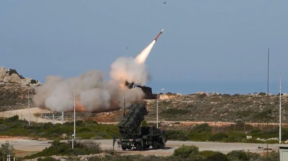 Eine Rakete startet, im Vordergrund ein Militärfahrzeug Eine Rakete startet, im Vordergrund ein Militärfahrzeug
