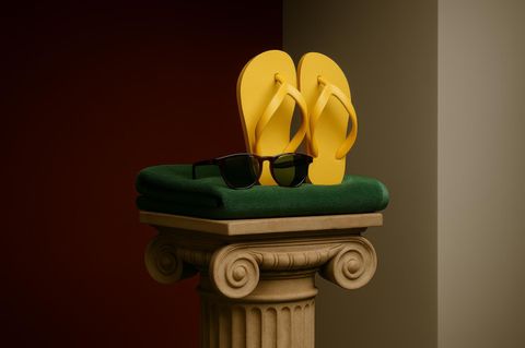 Illustration zum Thema Sparen im Urlaub: Flipflops und Sonnenbrille auf einem antiken Sockel
