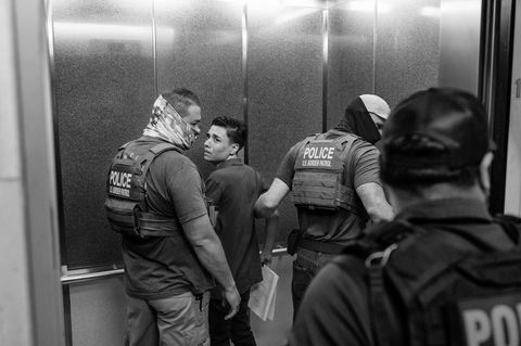 Ein Migrant wird von ICE-Polizisten im Einwanderungsgericht festgehalten