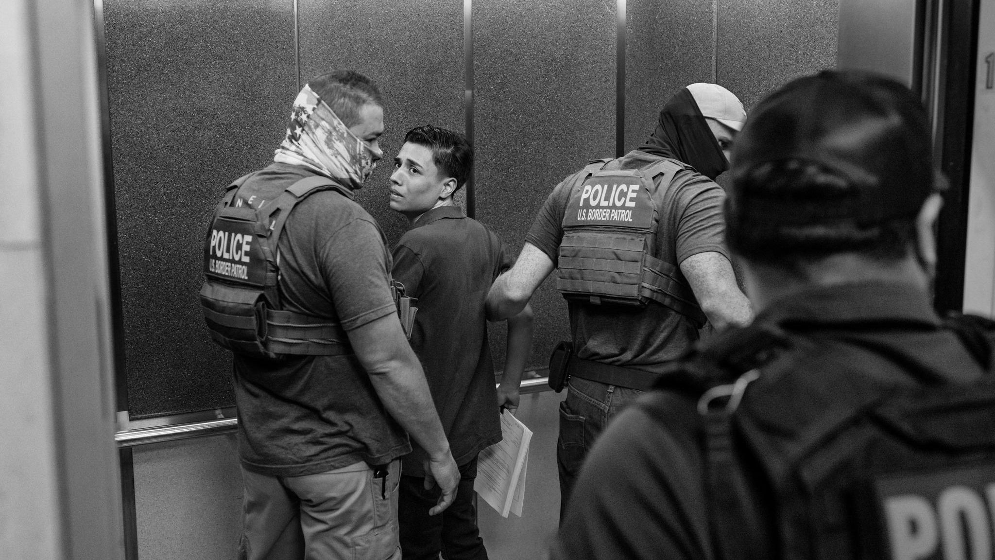 Ein Migrant wird von ICE-Polizisten im Einwanderungsgericht festgehalten
