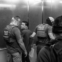 Ein Migrant wird von ICE-Polizisten im Einwanderungsgericht festgehalten