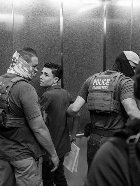 Ein Migrant wird von ICE-Polizisten im Einwanderungsgericht festgehalten