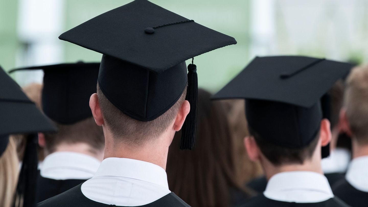 Bachelor and Master: According to statistics, women study faster