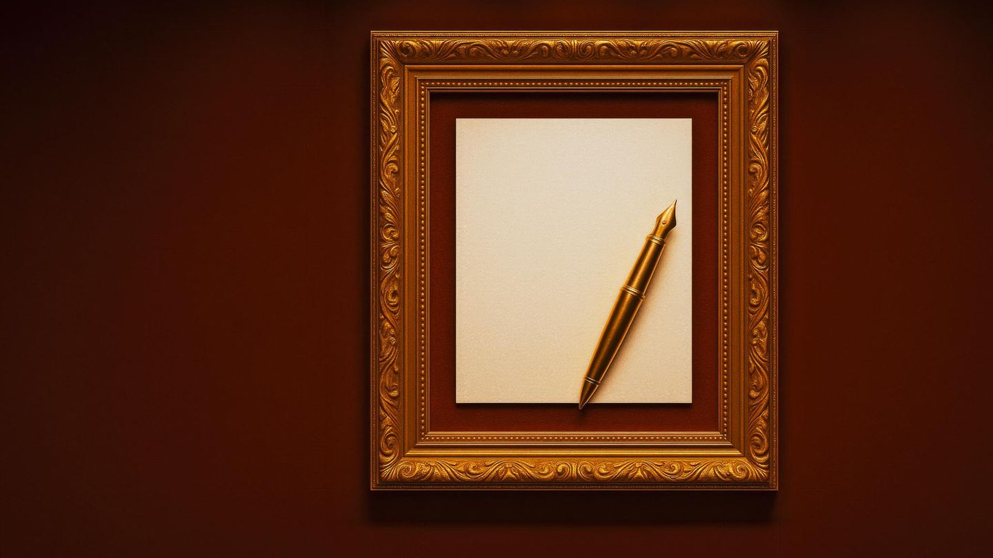 Ein Vertrag mit goldenem Füller hängt in einem goldenen Rahmen an einer Museumswand – beispielhaft für teure Verträge