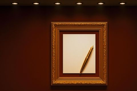 Ein Vertrag mit goldenem Füller hängt in einem goldenen Rahmen an einer Museumswand – beispielhaft für teure Verträge