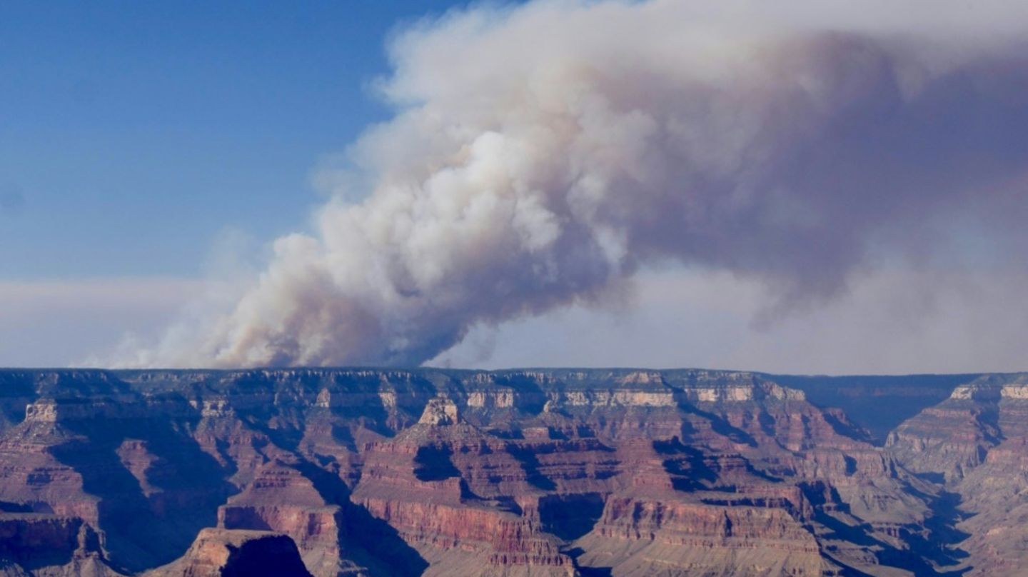Rauchsäule über dem Grand Canyon
