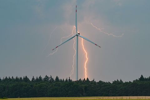 Gewitter treten in den kommenden Tagen in Deutschland immer wieder mal auf. (Archivbild) Foto: Patrick Pleul/dpa