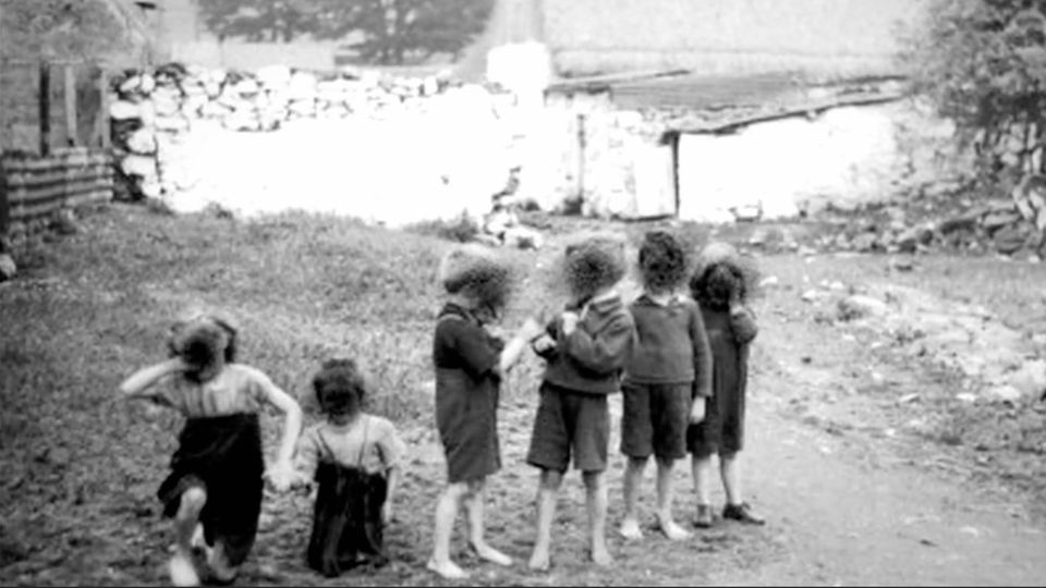 ein altes schwarz-weiß Foto zeigt sechs kleine Kinder vor einem See