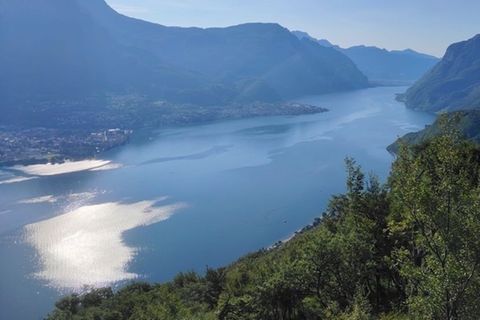 Der Comer See von oben betrachtet