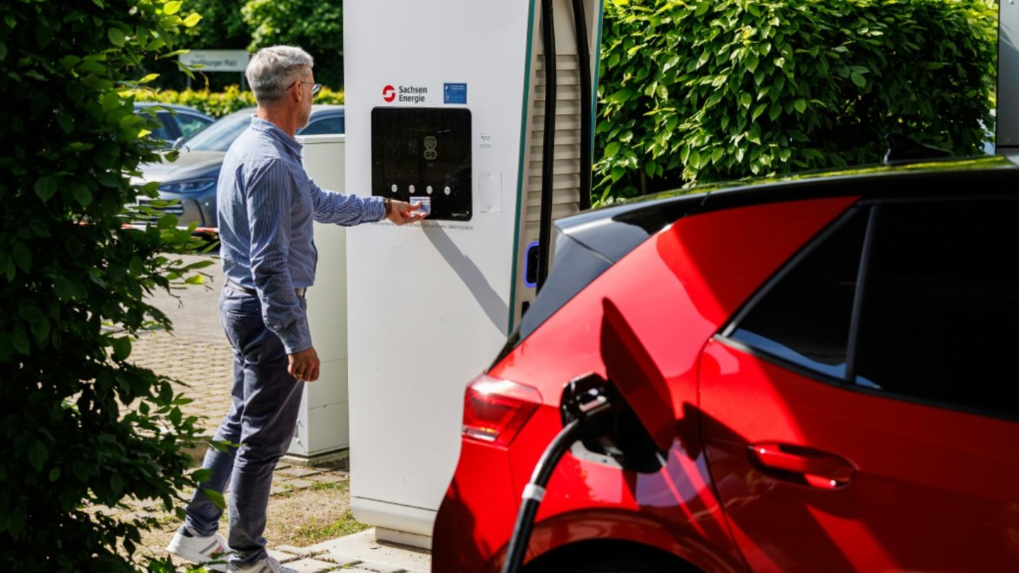 E-Auto vom Typ ID.3 wird beim VW-Werk in Dresden geladen