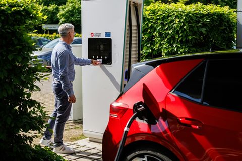 E-Auto vom Typ ID.3 wird beim VW-Werk in Dresden geladen