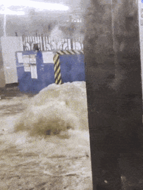 Hochwasser läuft in fahrende New Yorker U-Bahn
