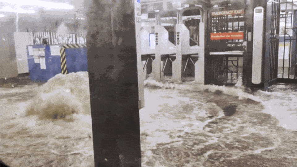 Hochwasser läuft in fahrende New Yorker U-Bahn Hochwasser läuft in fahrende New Yorker U-Bahn