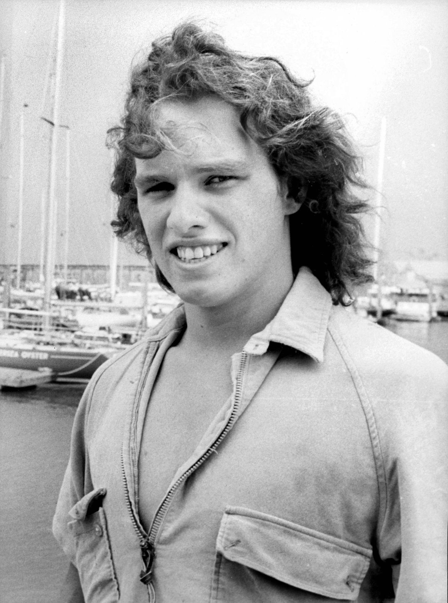 Fotostrecke: David Kennedy erleidet bei dem Unfall einen Wirbelbruch. Er wird abhängig von Schmerzmitteln und beginnt später auch Drogen zu konsumieren. Am 25. April 1984 stirbt er im Alter von 28 Jahren an einer Überdosis. Laut offizieller Berichte werden bei ihm eine tödliche Mischung aus Kokain, Demerol (ein starkes Schmerzmittel) und Mellaril (ein Antipsychotikum) festgestellt David Kennedy erleidet bei dem Unfall einen Wirbelbruch. Er wird abhängig von Schmerzmitteln und beginnt später auch Drogen zu konsumieren. Am 25. April 1984 stirbt er im Alter von 28 Jahren an einer Überdosis. Laut offizieller Berichte werden bei ihm eine tödliche Mischung aus Kokain, Demerol (ein starkes Schmerzmittel) und Mellaril (ein Antipsychotikum) festgestellt