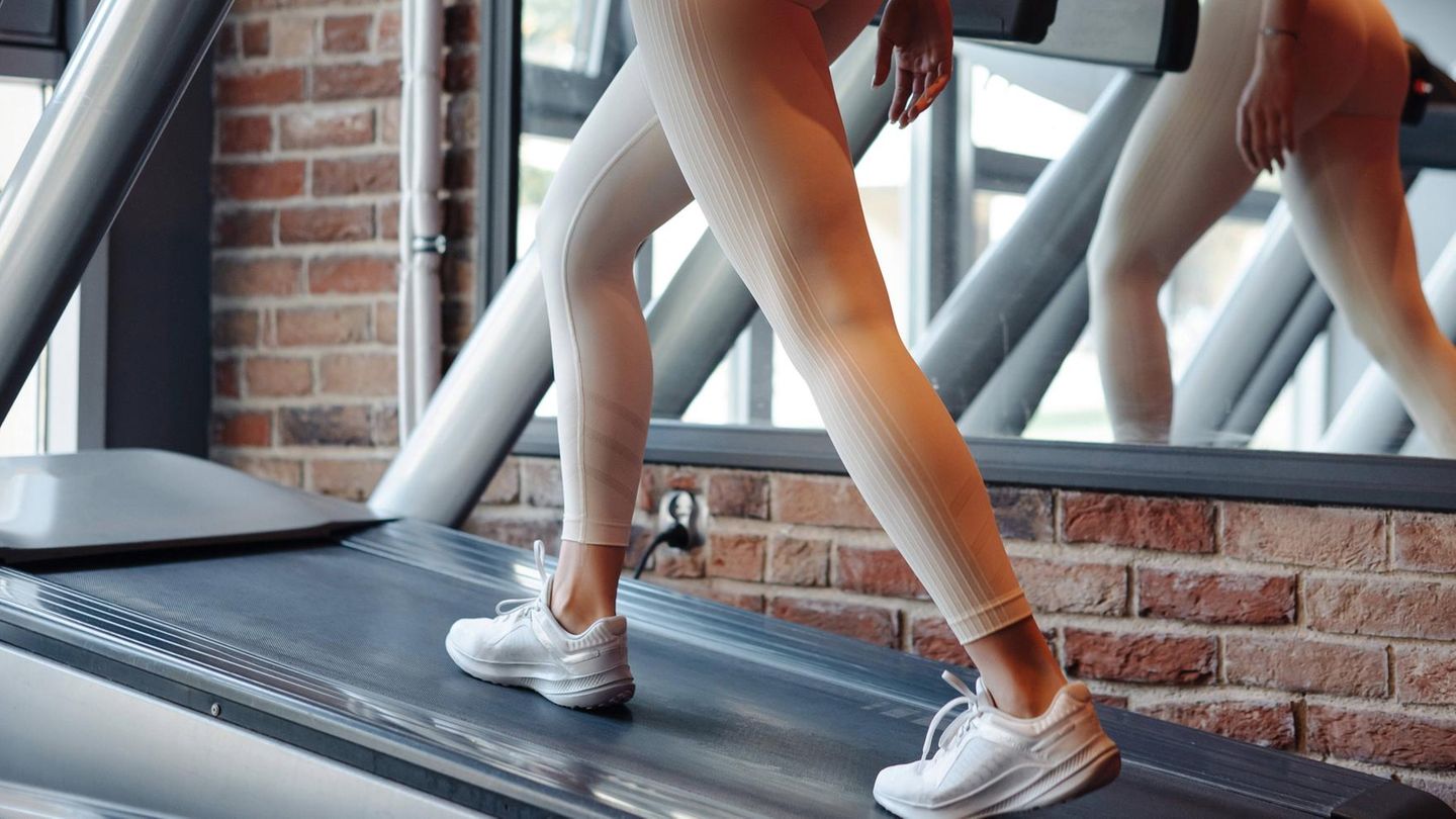 Fitness: Frau geht auf Laufband Fitness: Frau geht auf Laufband