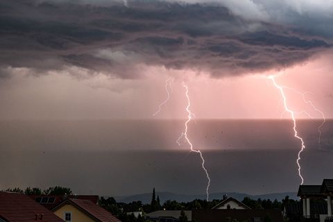 Ein Gewitter hat für zahlreiche Einsatze in Deggendorf gesorgt. (Symbolbild) Foto: Armin Weigel/dpa/dpa-tmn