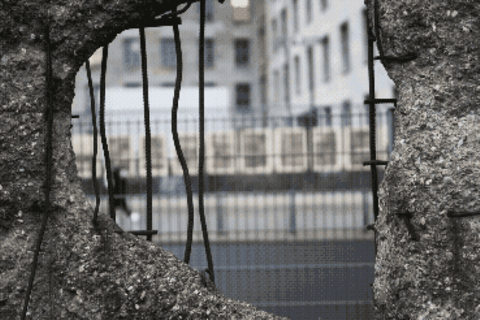 Blick durch ein Loch der Berliner Mauer