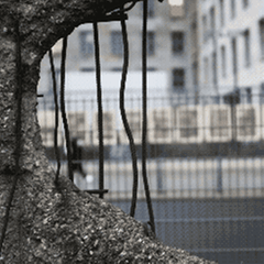 Blick durch ein Loch der Berliner Mauer