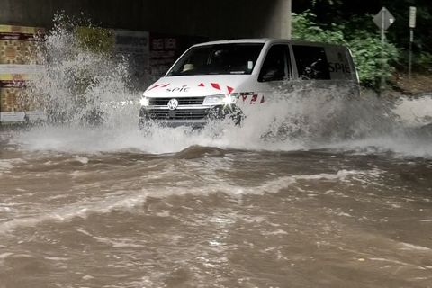 Starkregen und Sturmböen haben vor allem im Raum Leipzig für zahlreiche Einsätze der Feuerwehren gesorgt. Foto: Andre März/NEWS5