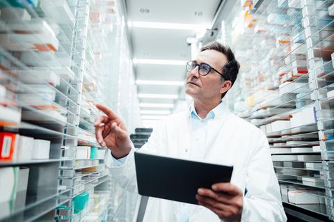 Ein Apotheker sucht nach einem Medikament