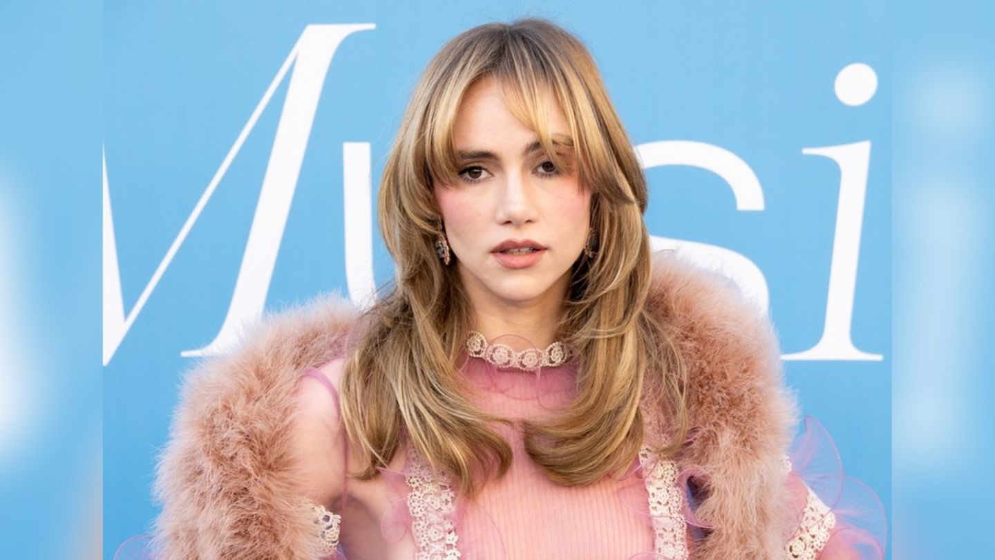 Suki Waterhouse: musician shares hospital photo