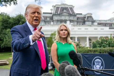 Trump mit Sprecherin Leavitt