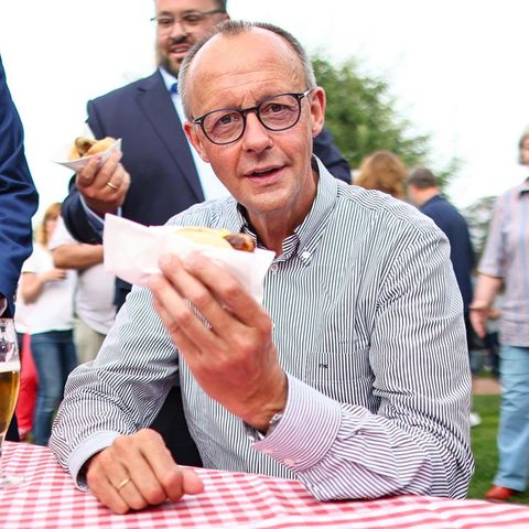 Friedrich Merz mit einer Bratwurst