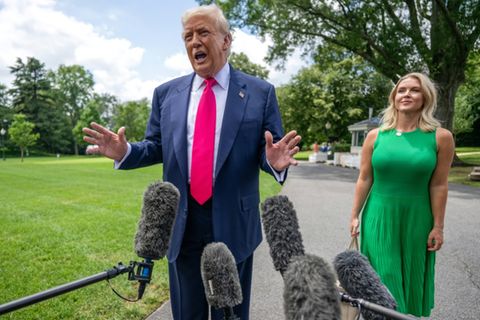 Trump mit seiner Sprecherin Leavitt