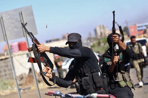 Syrische Sicherheitskräfte werden beim Einmarsch in die Stadt Suweida im Süden Syriens gesehen