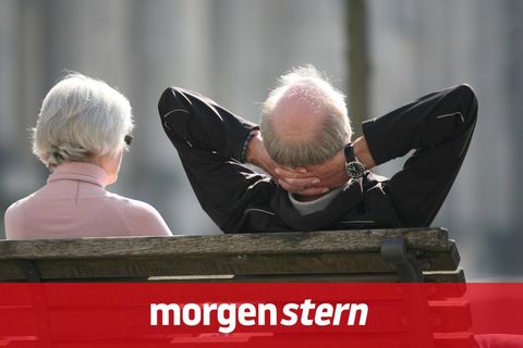 Rente: Zwei Rentner sitzen auf einer Bank in der Sonne