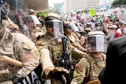 Die kalifornische Nationalgarde und Marineinfanteristen drängen Demonstranten in Los Angeles zurück
