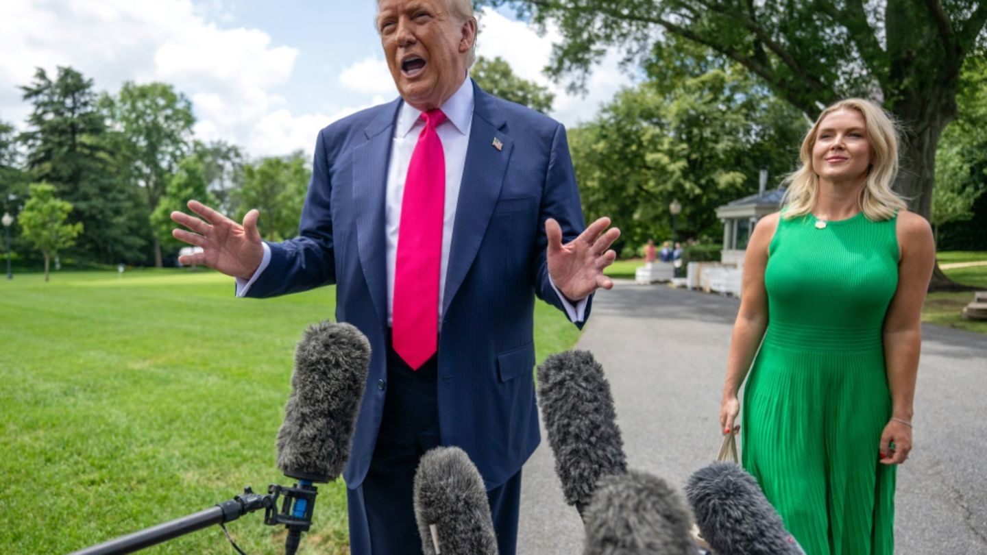 Trump und Leavitt vor Journalisten