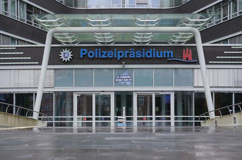 Blick auf den Eingang des Polizeipräsidiums in Hamburg