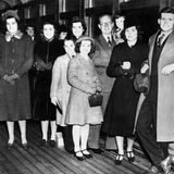 Familienoberhaupt Joseph P. Kennedy mit acht seiner neun Kinder, aufgenommen in New York am 23. Februar 1938: Patricia, Kathleen, Eunice, Robert, Jean, Joseph Sr., Edward, Rosemary und Joseph Jr. (v. l. n. r.). Nicht im Bild: John F. Kennedy, der spätere US-Präsident