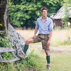 Gut aussehender Mann in traditionellen Lederhosen